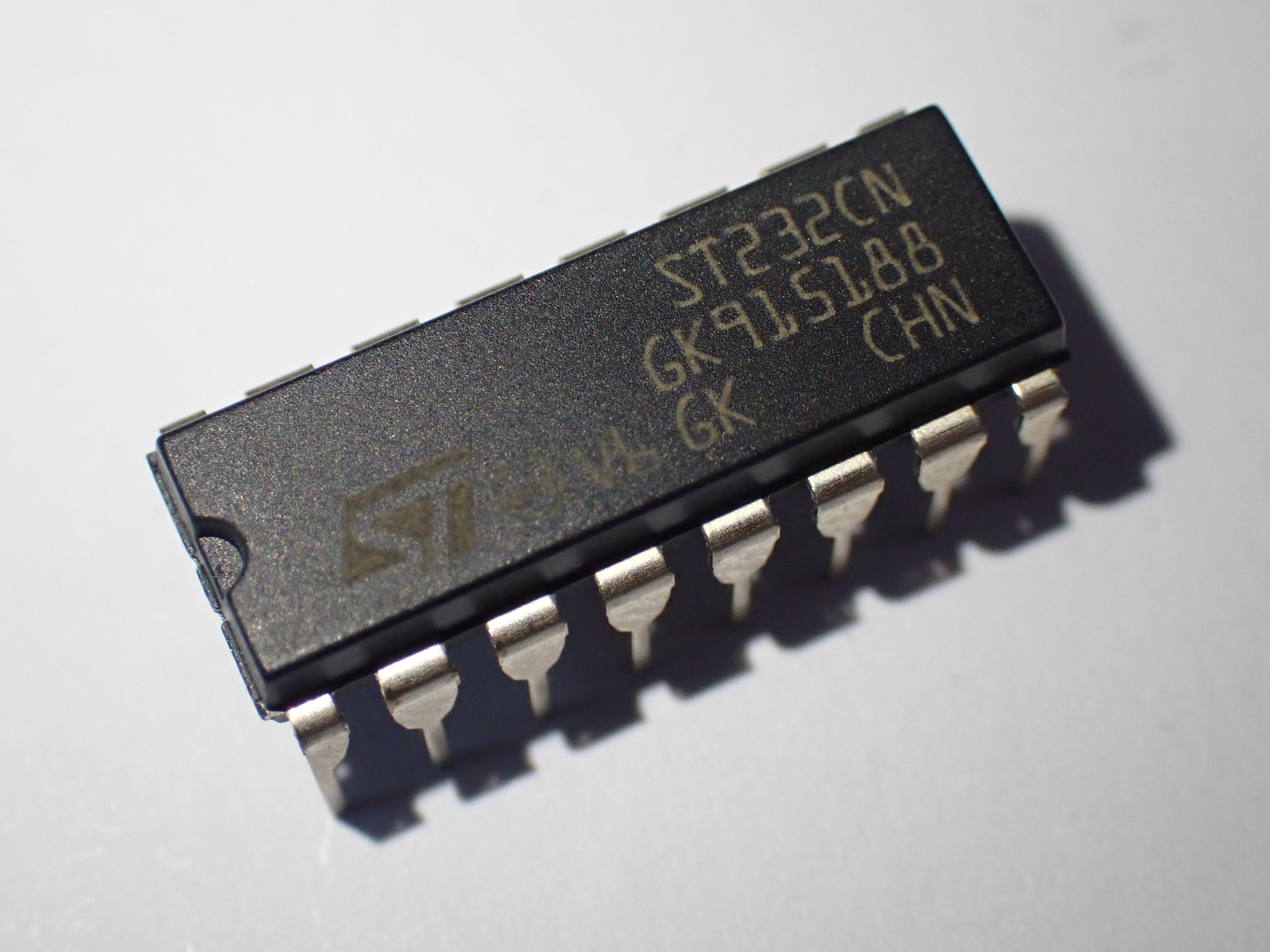 ST232CN, 5V Powered multi-channel RS-232 driver and receiver, DIP-16 ...